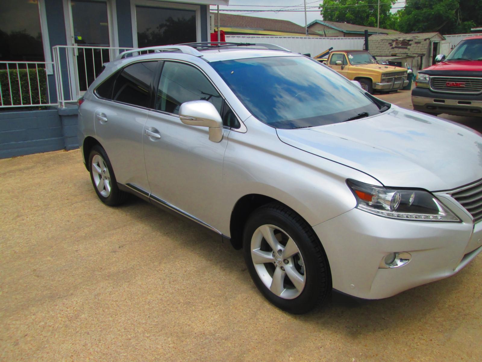 2015 SILVER Lexus RX 350 FWD (2T2ZK1BA4FC) with an 3.5L V6 DOHC 24V engine, 6-Speed Automatic transmission, located at 1815 NE 28th St., Fort Worth, TX, 76106, (817) 625-6251, 32.795582, -97.333069 - Photo #2