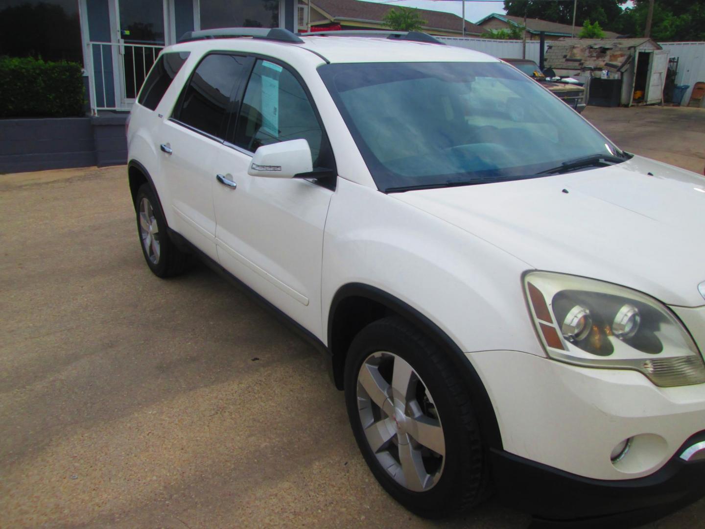 2011 WHITE GMC Acadia SLT-2 FWD (1GKKRSED1BJ) with an 3.6L V6 DOHC 24V engine, 6-Speed Automatic transmission, located at 1815 NE 28th St., Fort Worth, TX, 76106, (817) 625-6251, 32.795582, -97.333069 - Photo#2