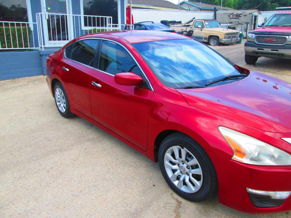 2013 RED Nissan Altima 2.5 S (1N4AL3AP8DC) with an 2.5L L4 DOHC 16V engine, located at 1815 NE 28th St., Fort Worth, TX, 76106, (817) 625-6251, 32.795582, -97.333069 - Photo #2