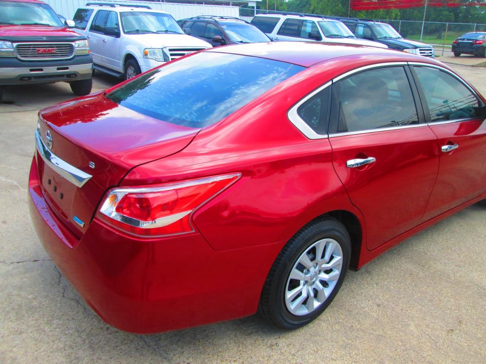 2013 RED Nissan Altima 2.5 S (1N4AL3AP8DC) with an 2.5L L4 DOHC 16V engine, located at 1815 NE 28th St., Fort Worth, TX, 76106, (817) 625-6251, 32.795582, -97.333069 - Photo #4