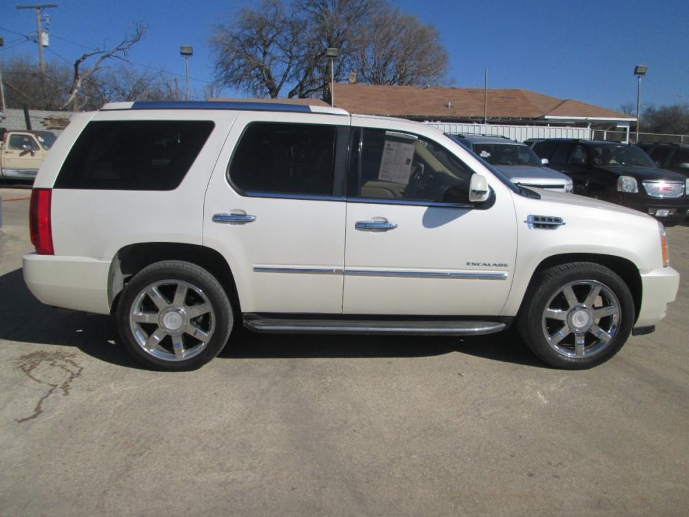 2010 WHITE Cadillac Escalade AWD Luxury (1GYUKBEF4AR) with an 6.2L V8 OHV 16V FFV engine, 6-Speed Automatic transmission, located at 1815 NE 28th St., Fort Worth, TX, 76106, (817) 625-6251, 32.795582, -97.333069 - Photo #3
