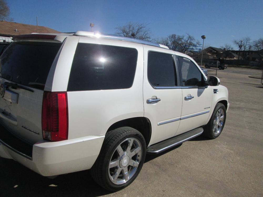 2010 WHITE Cadillac Escalade AWD Luxury (1GYUKBEF4AR) with an 6.2L V8 OHV 16V FFV engine, 6-Speed Automatic transmission, located at 1815 NE 28th St., Fort Worth, TX, 76106, (817) 625-6251, 32.795582, -97.333069 - Photo #4