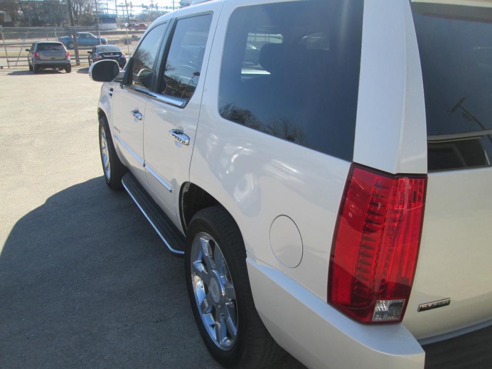 2010 WHITE Cadillac Escalade AWD Luxury (1GYUKBEF4AR) with an 6.2L V8 OHV 16V FFV engine, 6-Speed Automatic transmission, located at 1815 NE 28th St., Fort Worth, TX, 76106, (817) 625-6251, 32.795582, -97.333069 - Photo #8