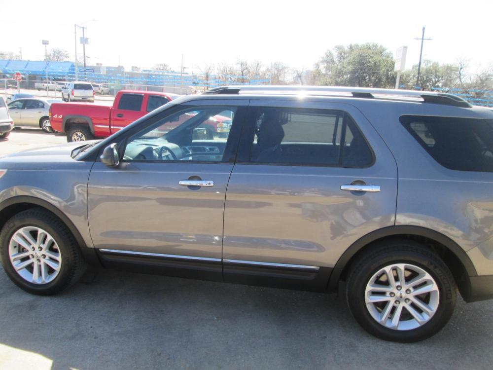 2013 GRAY Ford Explorer XLT FWD (1FM5K7D81DG) with an 3.5L V6 DOHC 24V engine, 6-Speed Automatic transmission, located at 1815 NE 28th St., Fort Worth, TX, 76106, (817) 625-6251, 32.795582, -97.333069 - Photo #9
