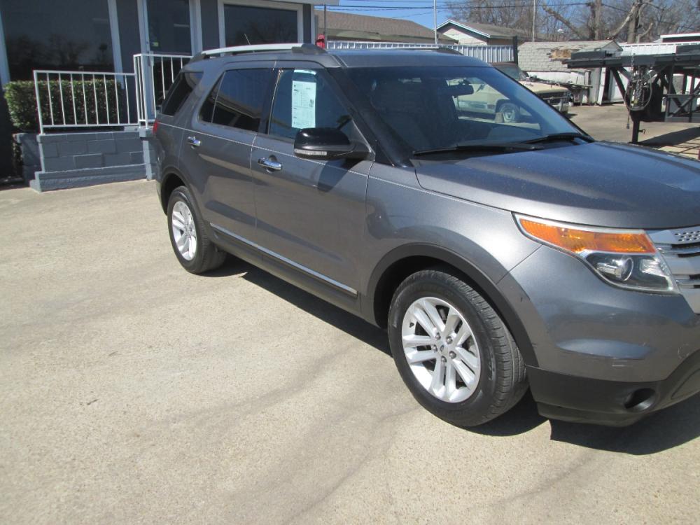 2013 GRAY Ford Explorer XLT FWD (1FM5K7D81DG) with an 3.5L V6 DOHC 24V engine, 6-Speed Automatic transmission, located at 1815 NE 28th St., Fort Worth, TX, 76106, (817) 625-6251, 32.795582, -97.333069 - Photo #2