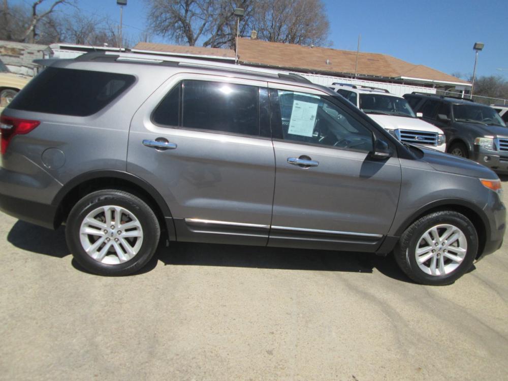 2013 GRAY Ford Explorer XLT FWD (1FM5K7D81DG) with an 3.5L V6 DOHC 24V engine, 6-Speed Automatic transmission, located at 1815 NE 28th St., Fort Worth, TX, 76106, (817) 625-6251, 32.795582, -97.333069 - Photo #3