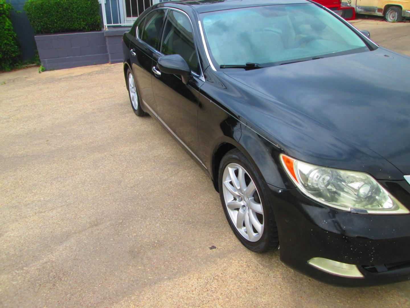 2008 BLACK Lexus LS 460 Luxury Sedan (JTHBL46F085) with an 4.6L V8 DOHC 32V engine, 8-Speed Automatic Overdrive transmission, located at 1815 NE 28th St., Fort Worth, TX, 76106, (817) 625-6251, 32.795582, -97.333069 - Photo#2