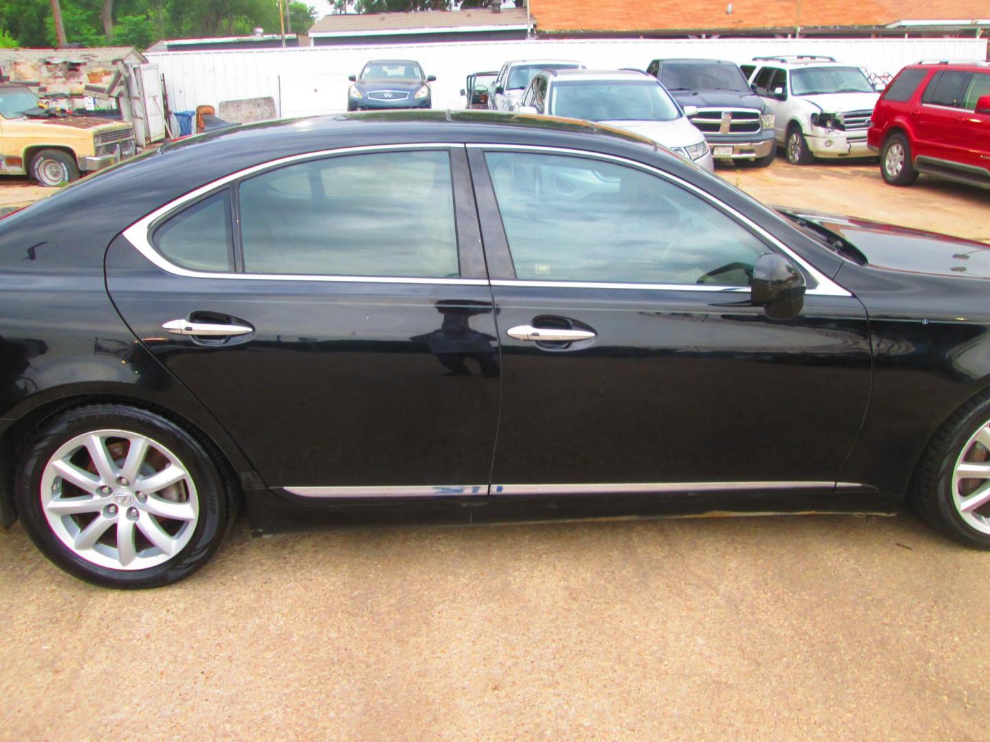 2008 BLACK Lexus LS 460 Luxury Sedan (JTHBL46F085) with an 4.6L V8 DOHC 32V engine, 8-Speed Automatic Overdrive transmission, located at 1815 NE 28th St., Fort Worth, TX, 76106, (817) 625-6251, 32.795582, -97.333069 - Photo#3