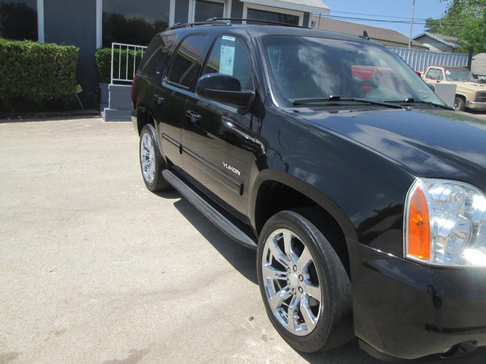 2013 BLACK GMC Yukon SLT 2WD (1GKS1CE01DR) with an 5.3L V8 OHV 16V FFV engine, 6-Speed Automatic transmission, located at 1815 NE 28th St., Fort Worth, TX, 76106, (817) 625-6251, 32.795582, -97.333069 - Photo #2