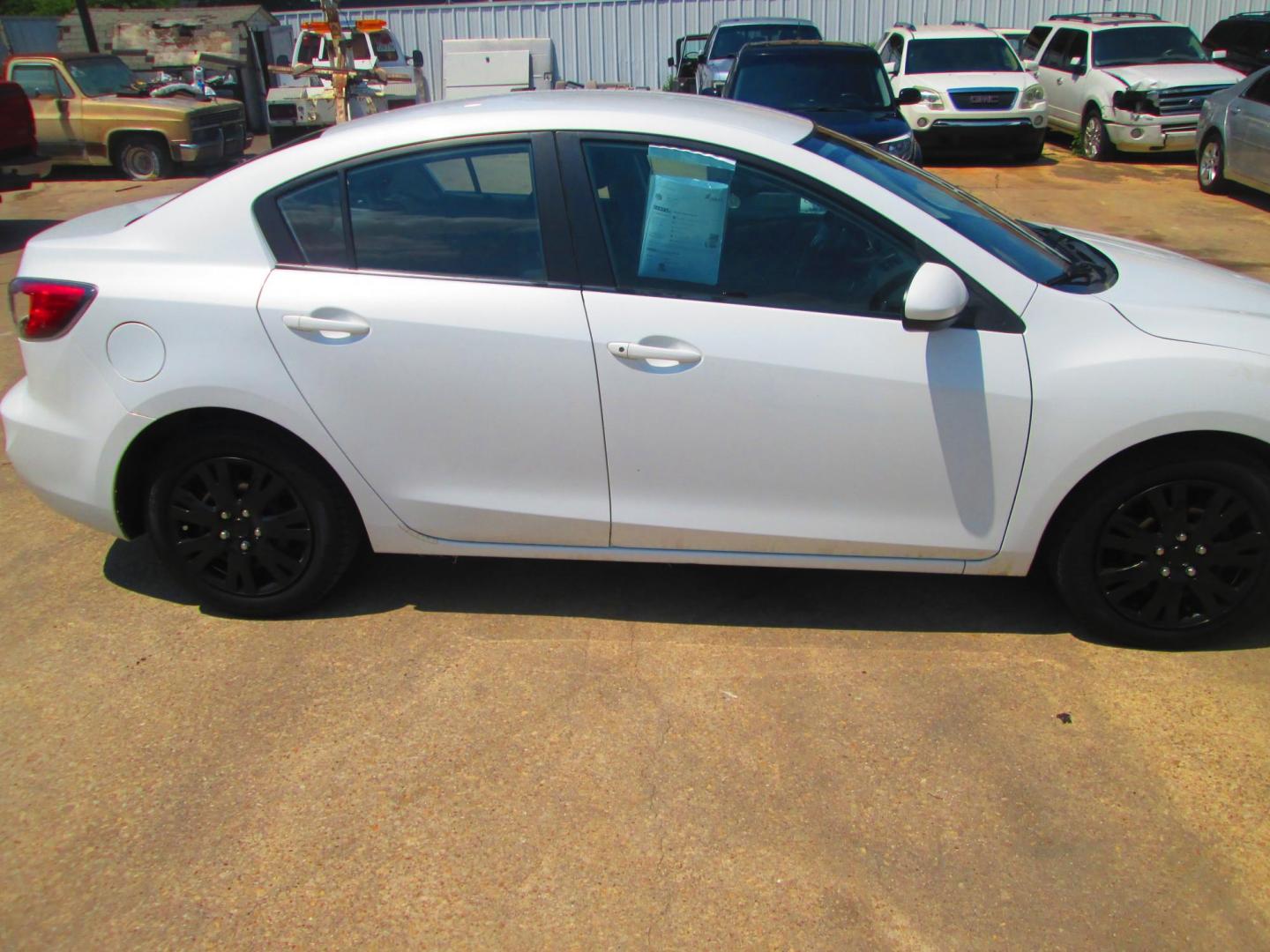 2013 WHITE Mazda MAZDA3 i SV MT 4-Door (JM1BL1TFXD1) with an 2.0L L4 DOHC 16V engine, 5-Speed Manual transmission, located at 1815 NE 28th St., Fort Worth, TX, 76106, (817) 625-6251, 32.795582, -97.333069 - Photo#3