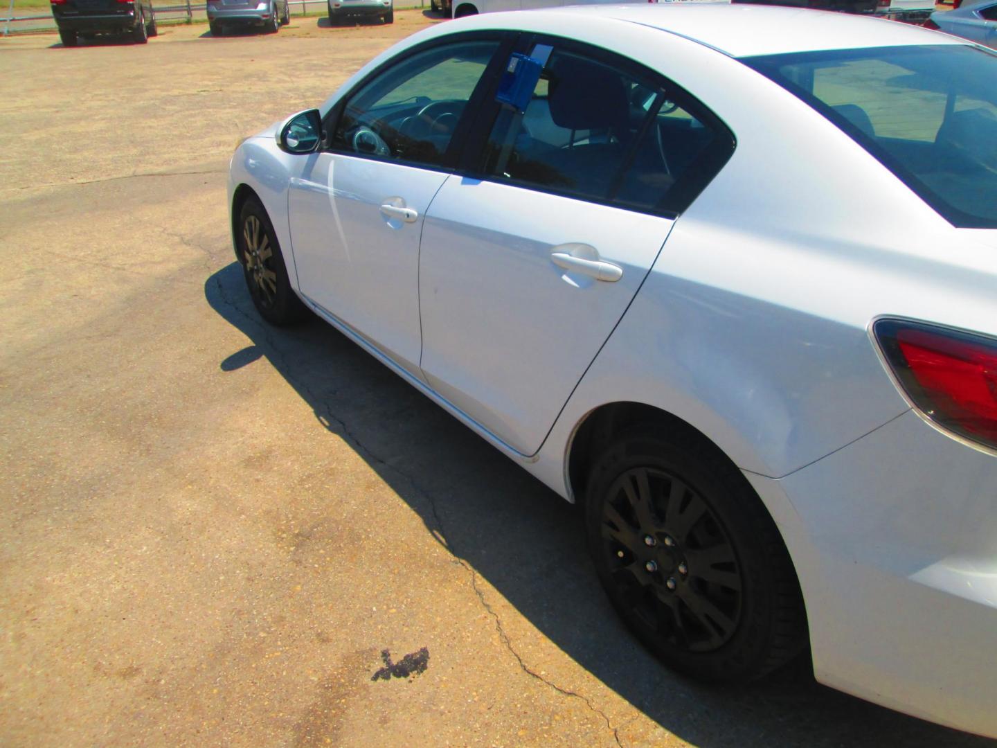 2013 WHITE Mazda MAZDA3 i SV MT 4-Door (JM1BL1TFXD1) with an 2.0L L4 DOHC 16V engine, 5-Speed Manual transmission, located at 1815 NE 28th St., Fort Worth, TX, 76106, (817) 625-6251, 32.795582, -97.333069 - Photo#6