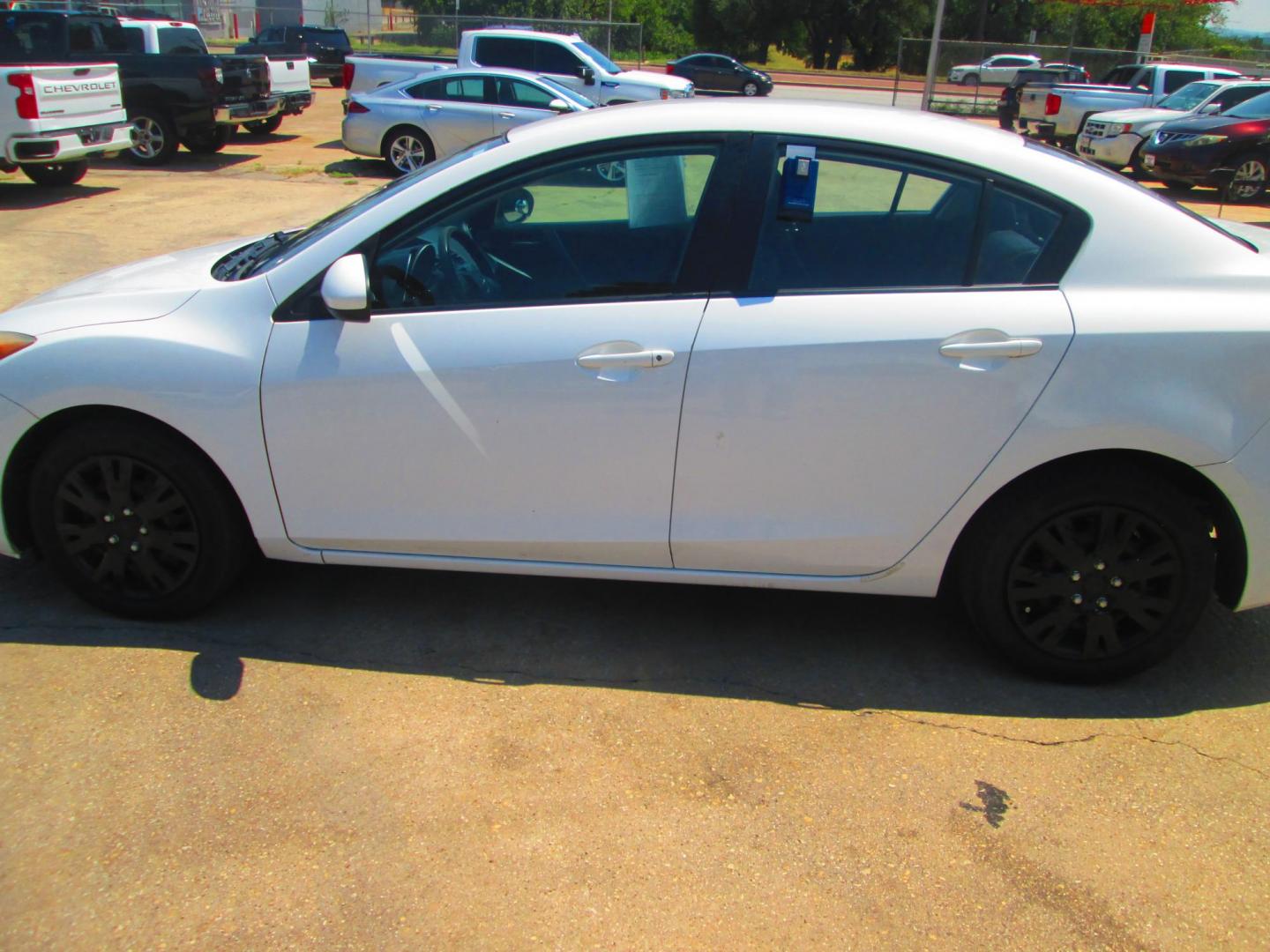 2013 WHITE Mazda MAZDA3 i SV MT 4-Door (JM1BL1TFXD1) with an 2.0L L4 DOHC 16V engine, 5-Speed Manual transmission, located at 1815 NE 28th St., Fort Worth, TX, 76106, (817) 625-6251, 32.795582, -97.333069 - Photo#7