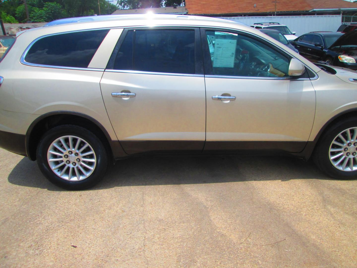 2012 GOLD Buick Enclave Leather AWD (5GAKVCED6CJ) with an 3.6L V6 DOHC 24V engine, 6-Speed Automatic Overdrive transmission, located at 1815 NE 28th St., Fort Worth, TX, 76106, (817) 625-6251, 32.795582, -97.333069 - Photo#3