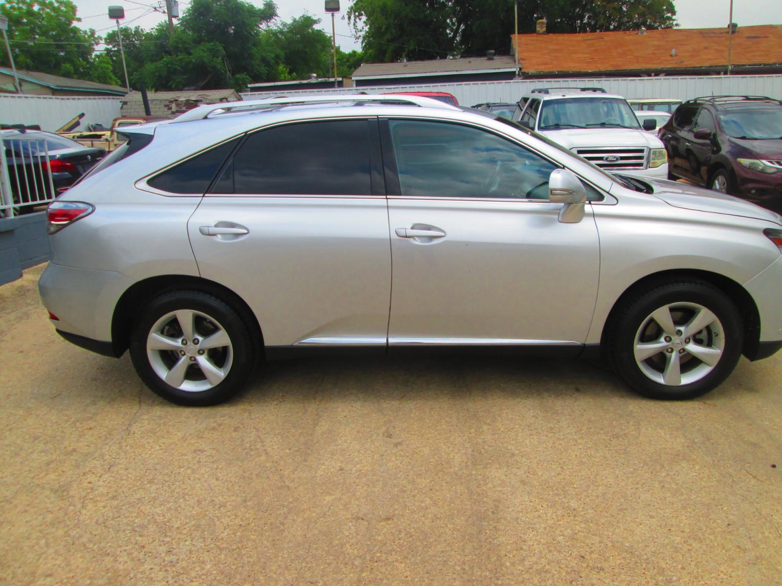 2015 SILVER Lexus RX 350 FWD (2T2ZK1BA4FC) with an 3.5L V6 DOHC 24V engine, 6-Speed Automatic transmission, located at 1815 NE 28th St., Fort Worth, TX, 76106, (817) 625-6251, 32.795582, -97.333069 - Photo #3