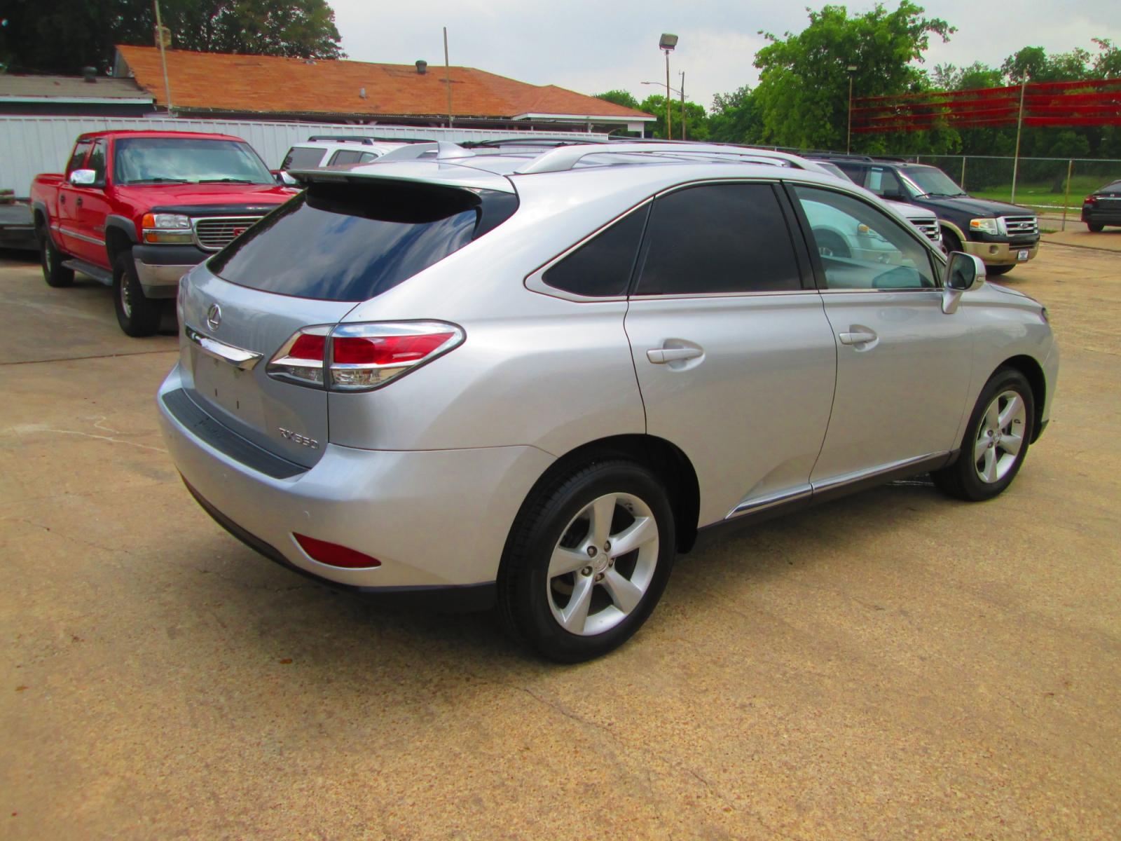 2015 SILVER Lexus RX 350 FWD (2T2ZK1BA4FC) with an 3.5L V6 DOHC 24V engine, 6-Speed Automatic transmission, located at 1815 NE 28th St., Fort Worth, TX, 76106, (817) 625-6251, 32.795582, -97.333069 - Photo #4