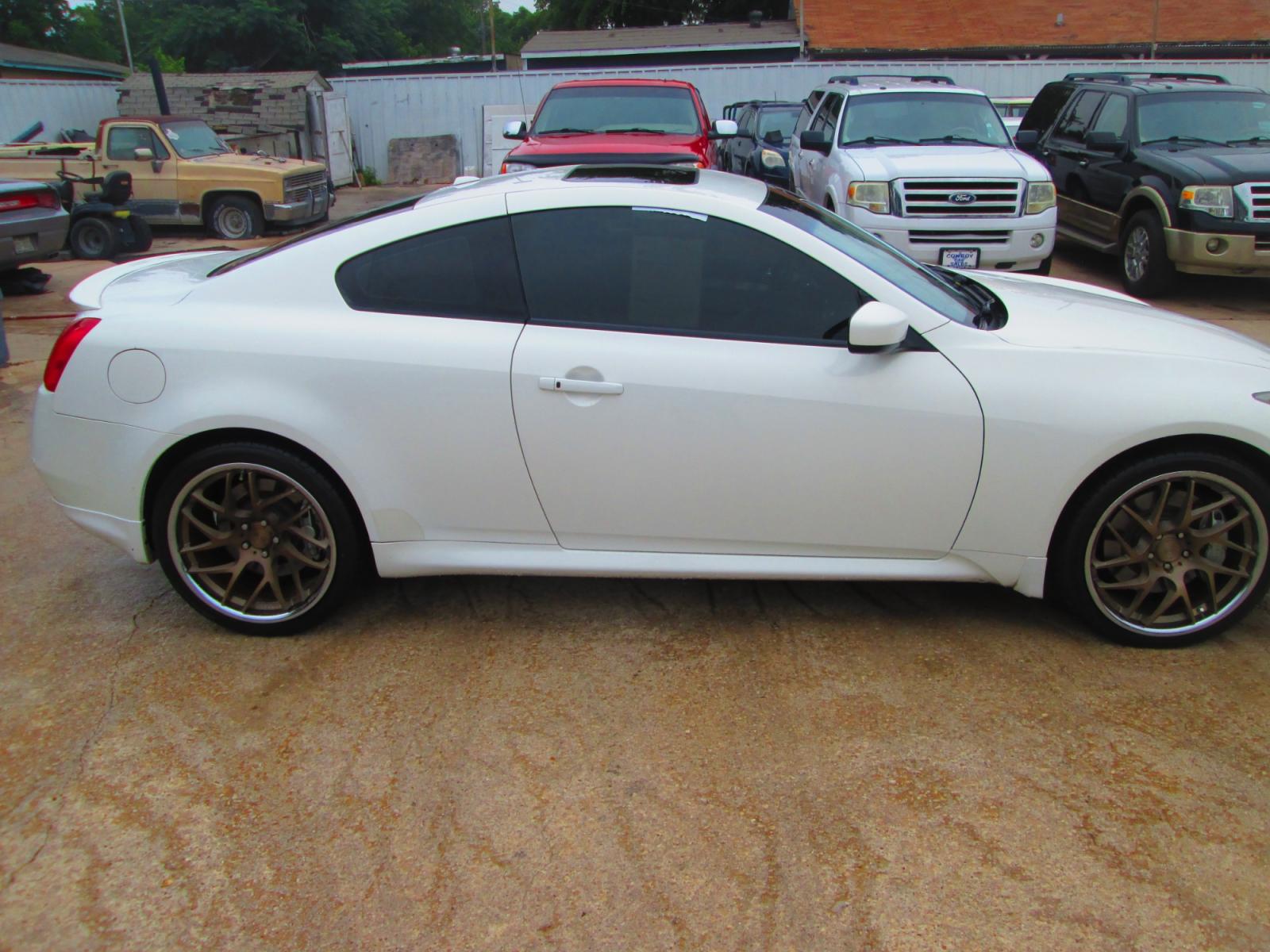 2013 WHITE Infiniti G Coupe x AWD (JN1CV6EL6DM) with an 3.7L V6 DOHC 24V engine, 5-Speed Automatic transmission, located at 1815 NE 28th St., Fort Worth, TX, 76106, (817) 625-6251, 32.795582, -97.333069 - Photo #3
