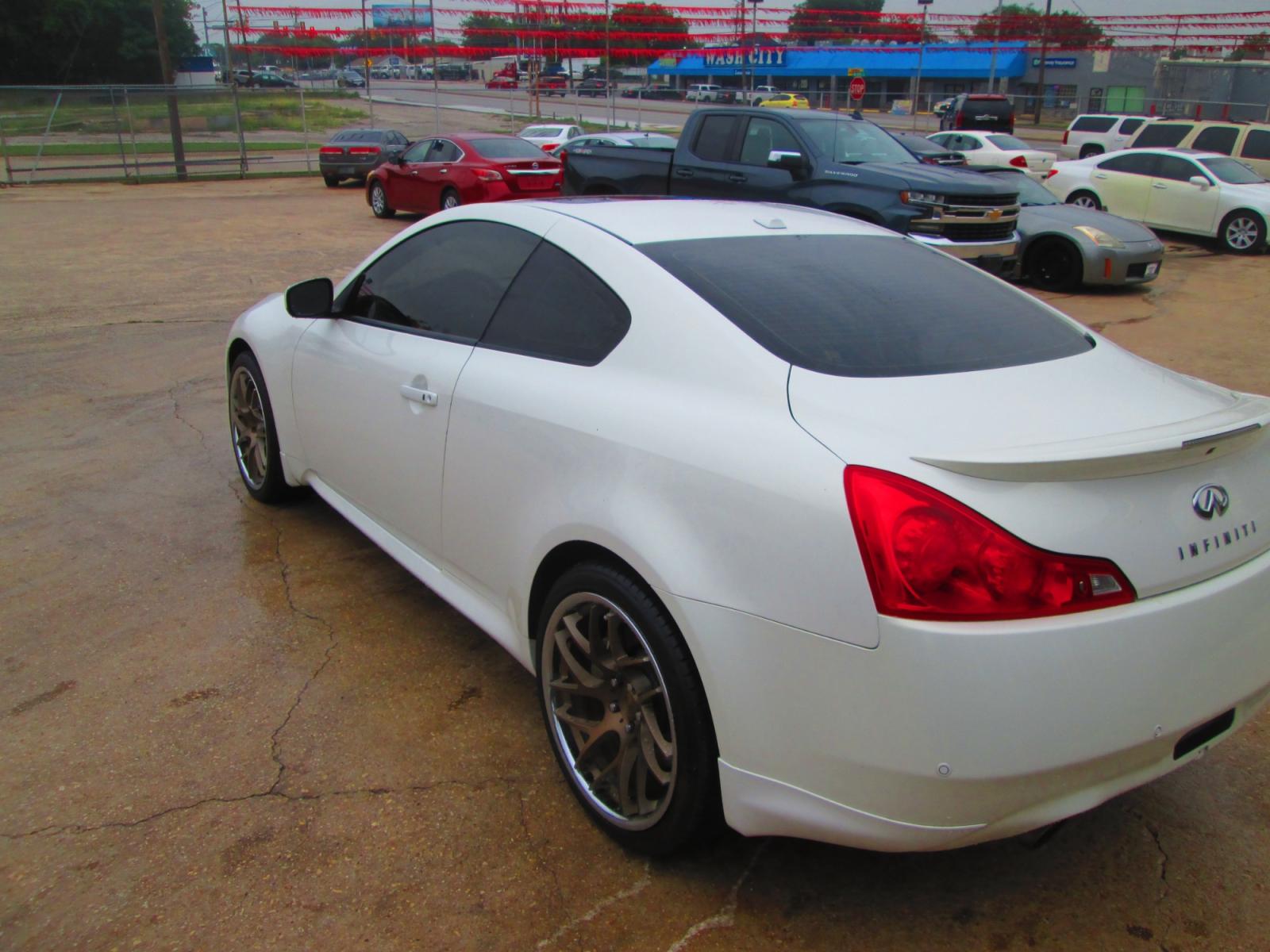 2013 WHITE Infiniti G Coupe x AWD (JN1CV6EL6DM) with an 3.7L V6 DOHC 24V engine, 5-Speed Automatic transmission, located at 1815 NE 28th St., Fort Worth, TX, 76106, (817) 625-6251, 32.795582, -97.333069 - Photo #6