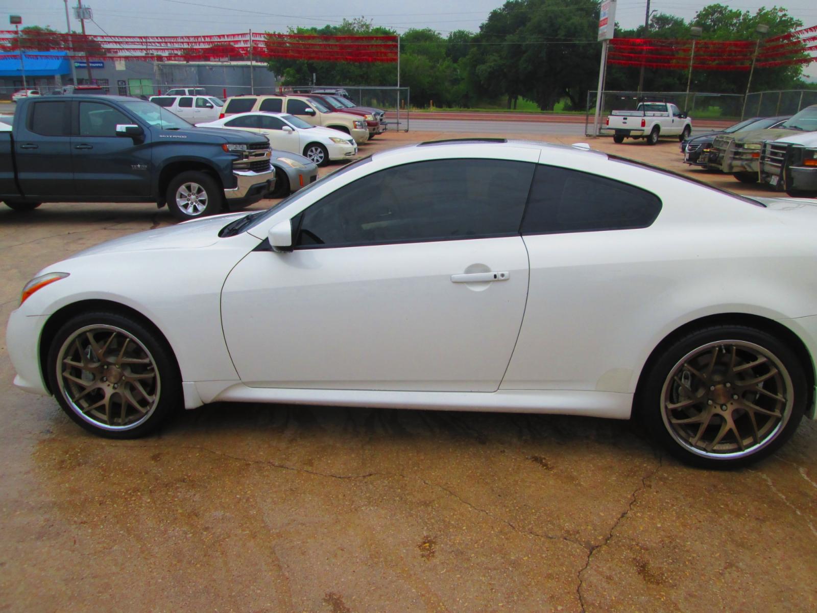 2013 WHITE Infiniti G Coupe x AWD (JN1CV6EL6DM) with an 3.7L V6 DOHC 24V engine, 5-Speed Automatic transmission, located at 1815 NE 28th St., Fort Worth, TX, 76106, (817) 625-6251, 32.795582, -97.333069 - Photo #7