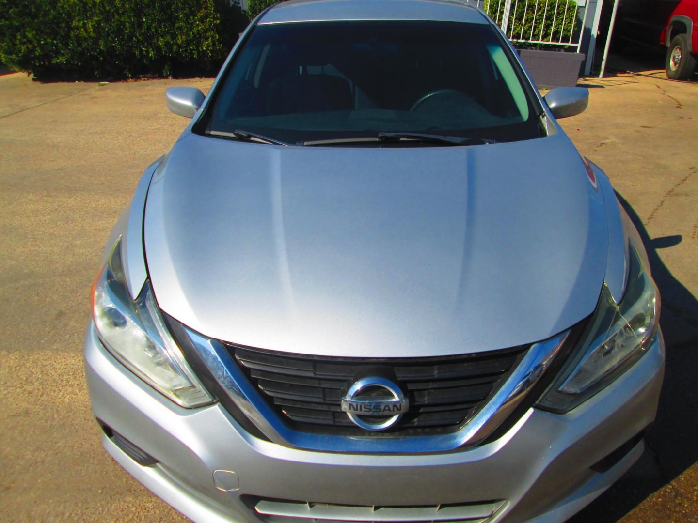 2016 SILVER Nissan Altima 2.5 SL (1N4AL3AP7GC) with an 2.5L L4 DOHC 16V engine, CVT transmission, located at 1815 NE 28th St., Fort Worth, TX, 76106, (817) 625-6251, 32.795582, -97.333069 - Photo#1