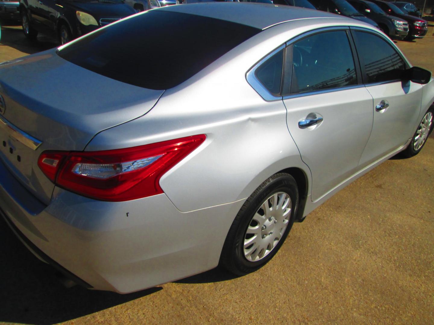 2016 SILVER Nissan Altima 2.5 SL (1N4AL3AP7GC) with an 2.5L L4 DOHC 16V engine, CVT transmission, located at 1815 NE 28th St., Fort Worth, TX, 76106, (817) 625-6251, 32.795582, -97.333069 - Photo#4