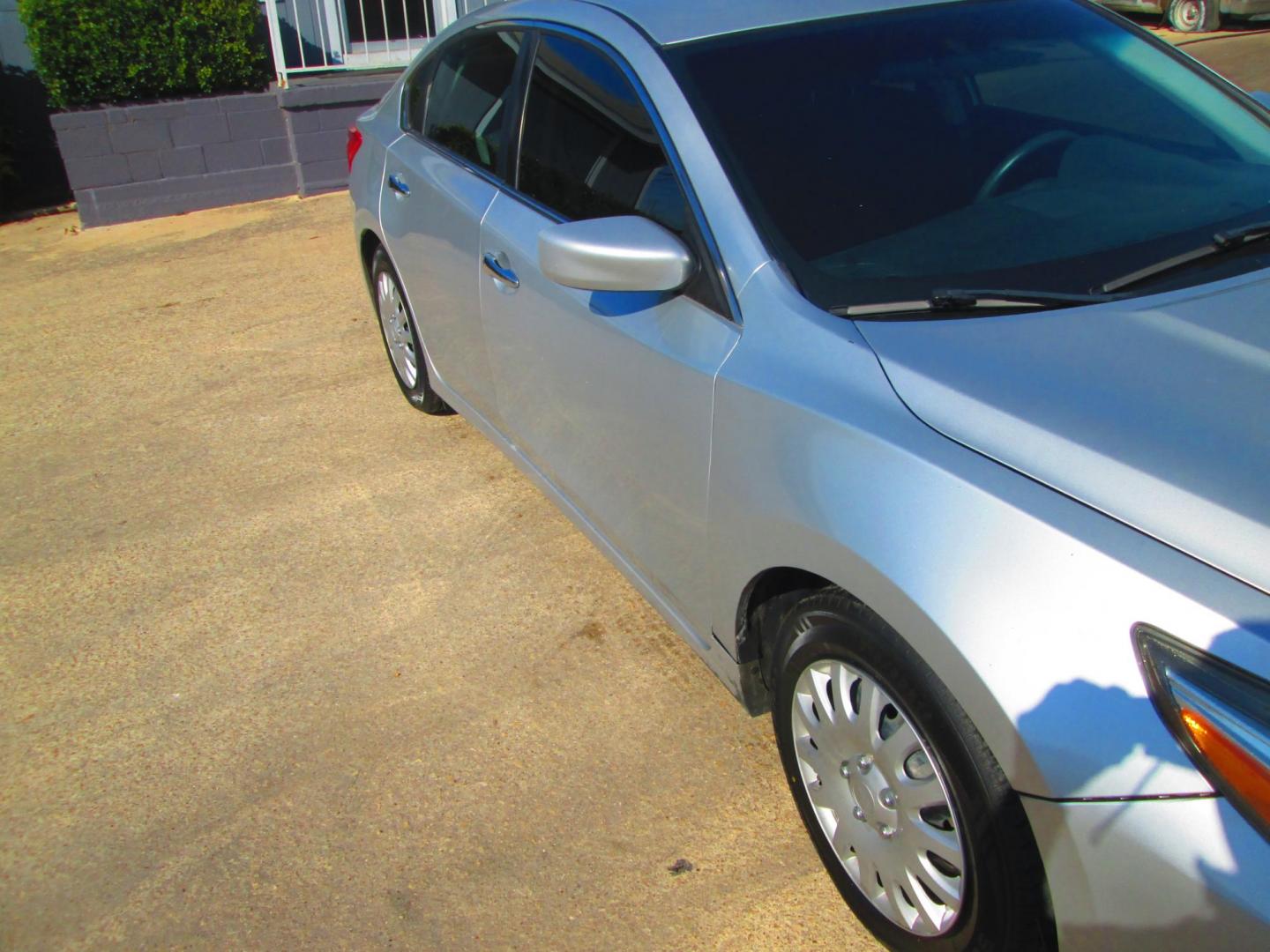 2016 SILVER Nissan Altima 2.5 SL (1N4AL3AP7GC) with an 2.5L L4 DOHC 16V engine, CVT transmission, located at 1815 NE 28th St., Fort Worth, TX, 76106, (817) 625-6251, 32.795582, -97.333069 - Photo#2