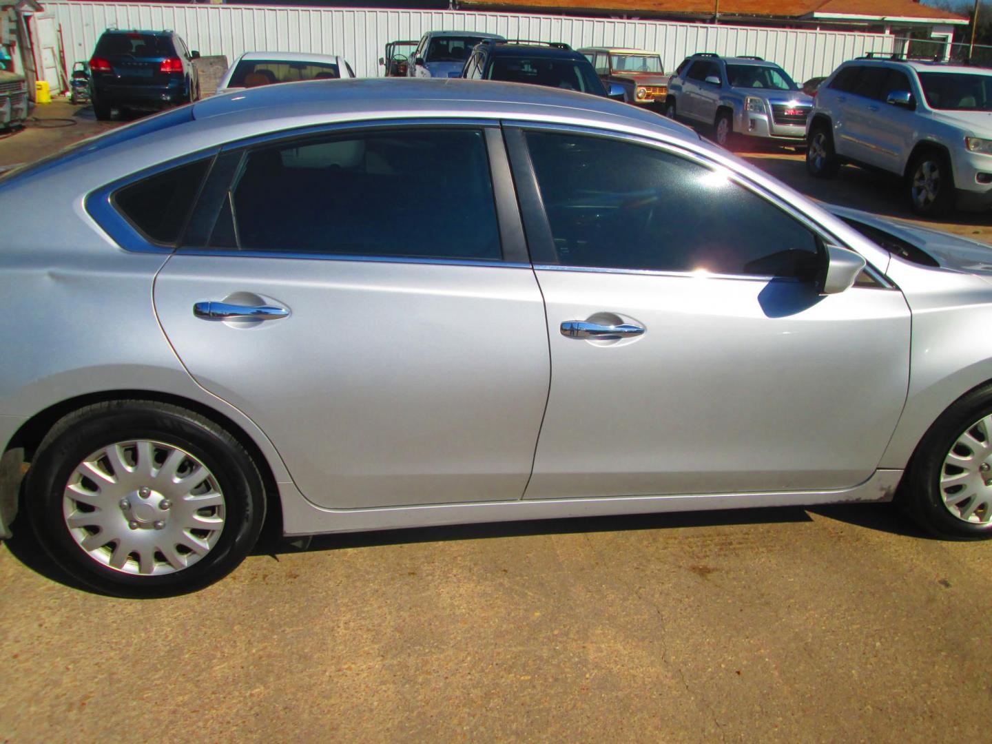 2016 SILVER Nissan Altima 2.5 SL (1N4AL3AP7GC) with an 2.5L L4 DOHC 16V engine, CVT transmission, located at 1815 NE 28th St., Fort Worth, TX, 76106, (817) 625-6251, 32.795582, -97.333069 - Photo#3