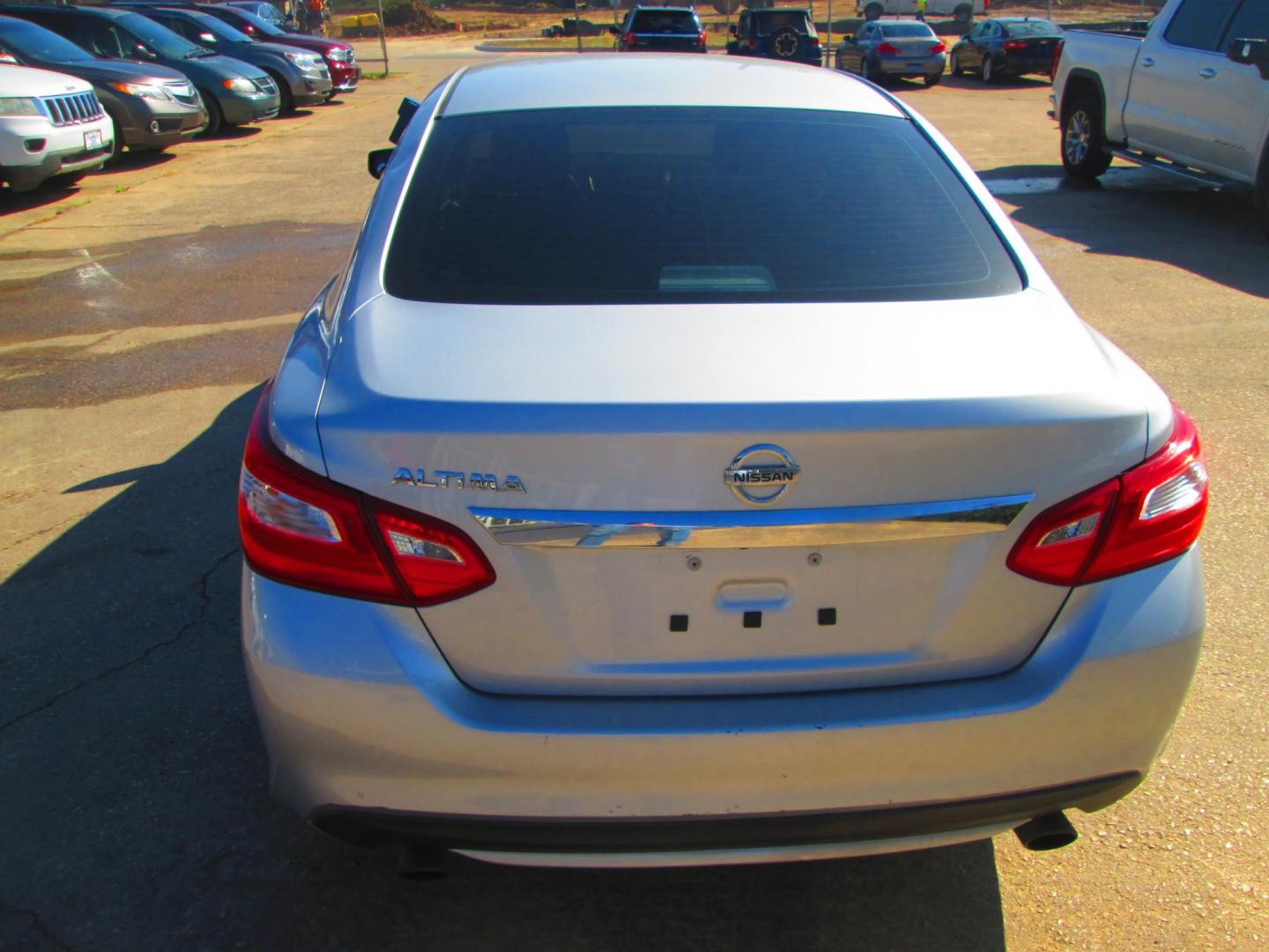 2016 SILVER Nissan Altima 2.5 SL (1N4AL3AP7GC) with an 2.5L L4 DOHC 16V engine, CVT transmission, located at 1815 NE 28th St., Fort Worth, TX, 76106, (817) 625-6251, 32.795582, -97.333069 - Photo#5