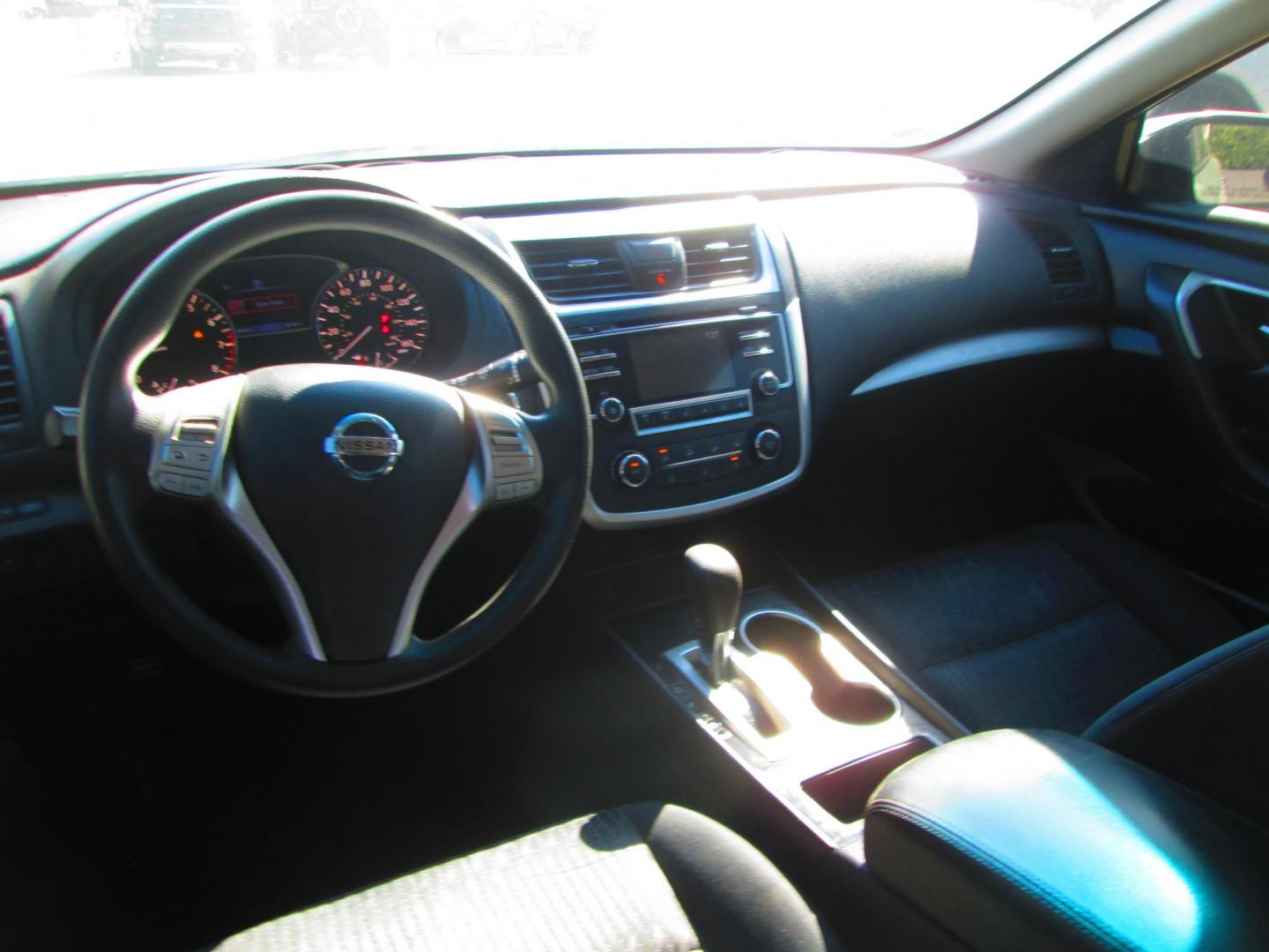 2016 SILVER Nissan Altima 2.5 SL (1N4AL3AP7GC) with an 2.5L L4 DOHC 16V engine, CVT transmission, located at 1815 NE 28th St., Fort Worth, TX, 76106, (817) 625-6251, 32.795582, -97.333069 - Photo#9