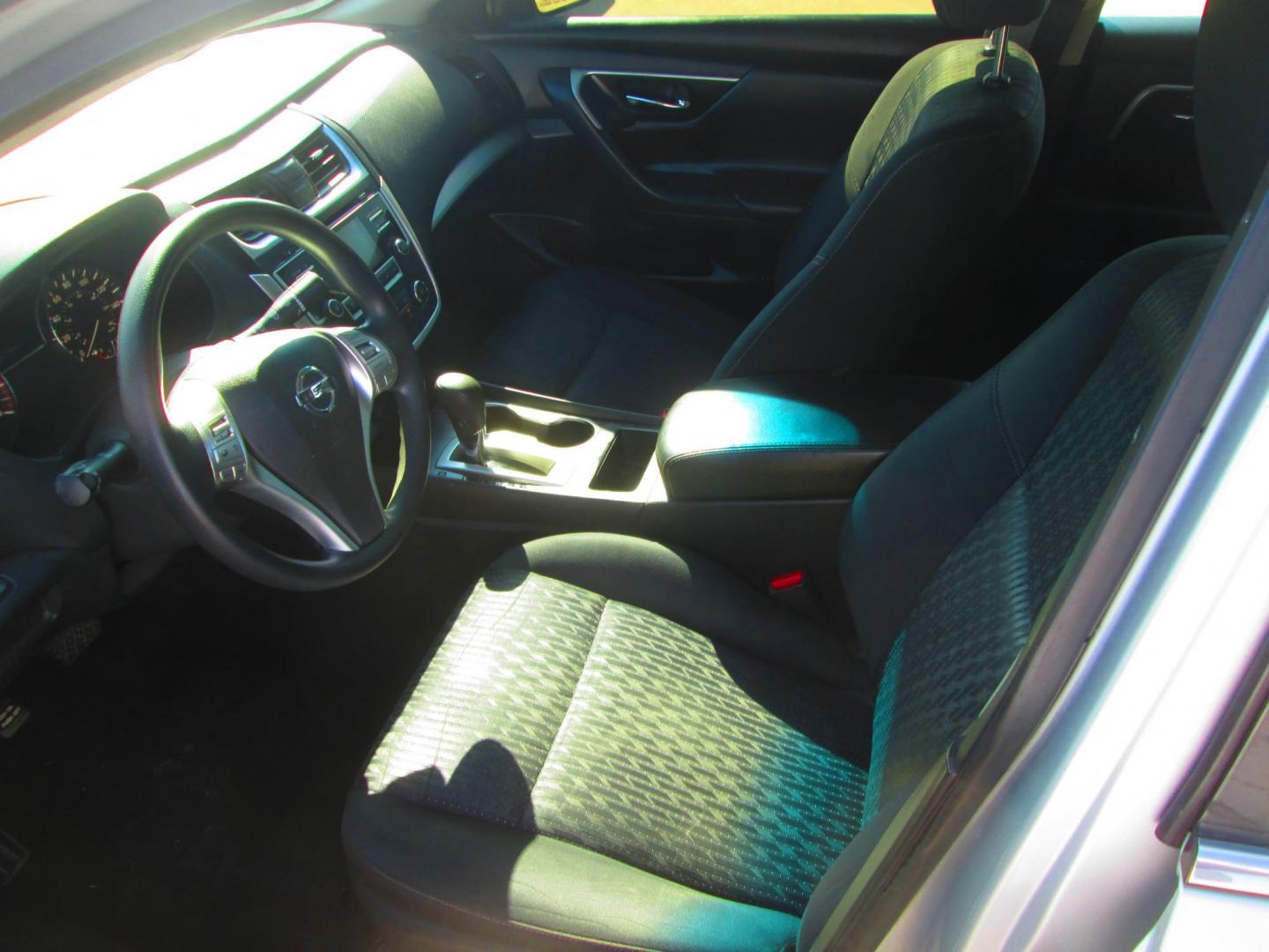 2016 SILVER Nissan Altima 2.5 SL (1N4AL3AP7GC) with an 2.5L L4 DOHC 16V engine, CVT transmission, located at 1815 NE 28th St., Fort Worth, TX, 76106, (817) 625-6251, 32.795582, -97.333069 - Photo#10