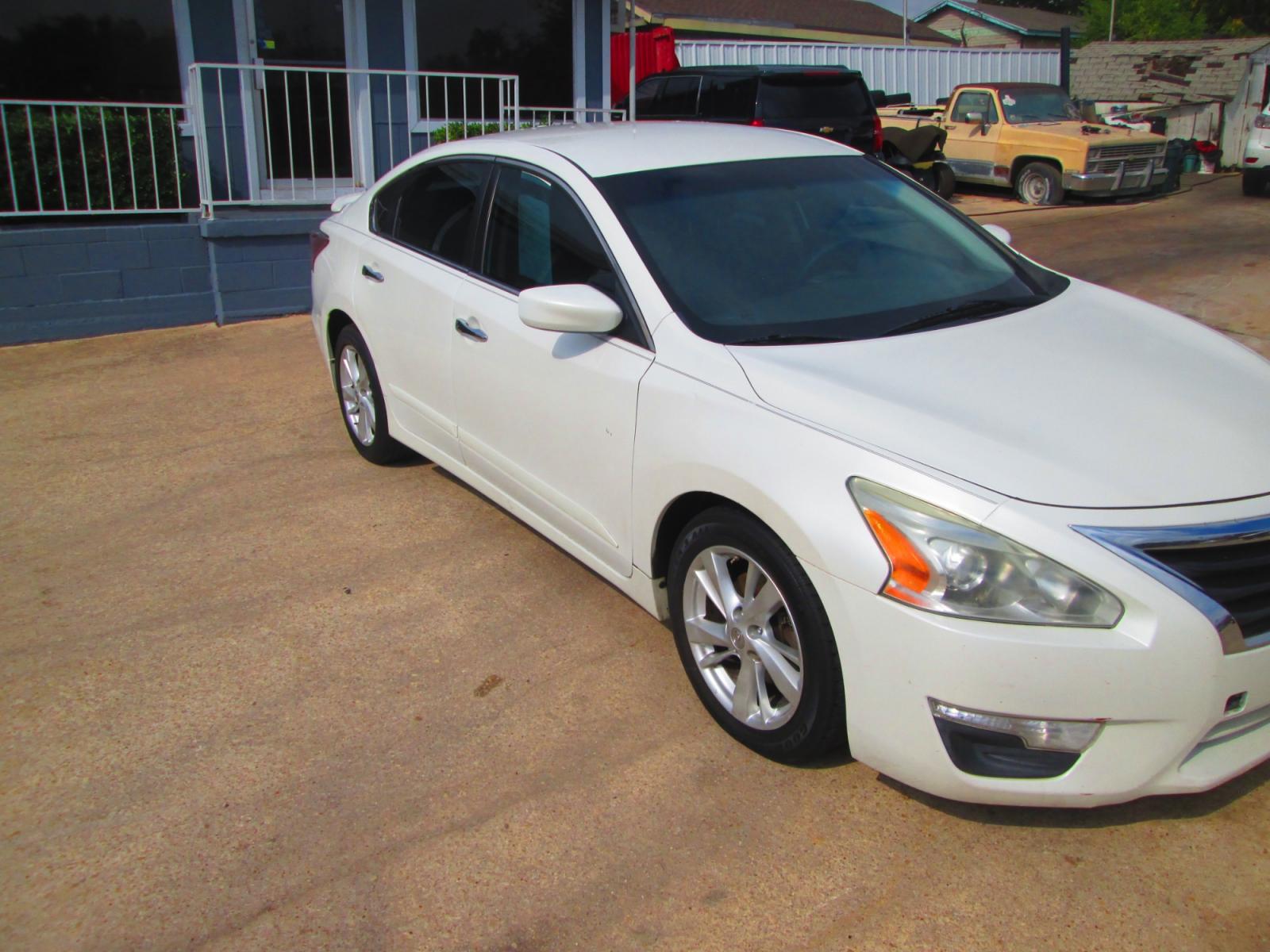2015 WHITE Nissan Altima 2.5 S (1N4AL3AP4FN) with an 2.5L L4 DOHC 16V engine, Continuously Variable Transmission transmission, located at 1815 NE 28th St., Fort Worth, TX, 76106, (817) 625-6251, 32.795582, -97.333069 - Photo #2