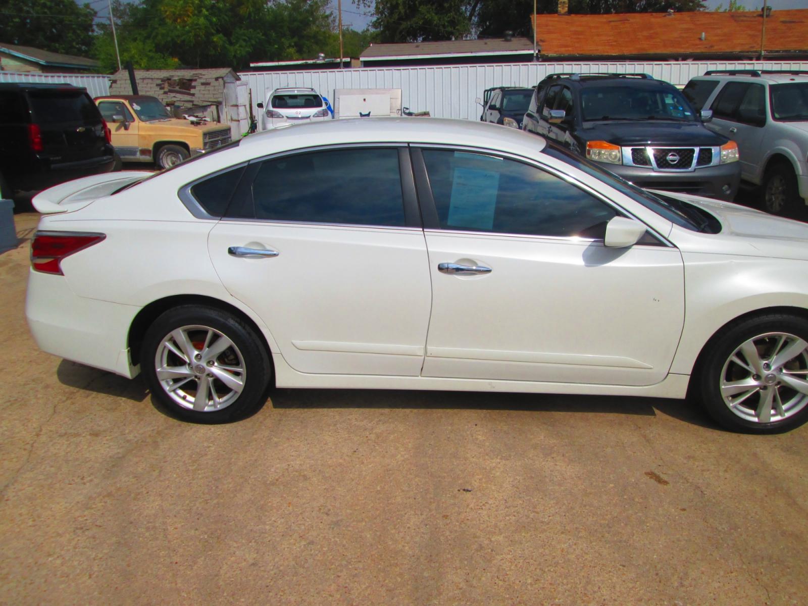 2015 WHITE Nissan Altima 2.5 S (1N4AL3AP4FN) with an 2.5L L4 DOHC 16V engine, Continuously Variable Transmission transmission, located at 1815 NE 28th St., Fort Worth, TX, 76106, (817) 625-6251, 32.795582, -97.333069 - Photo #3