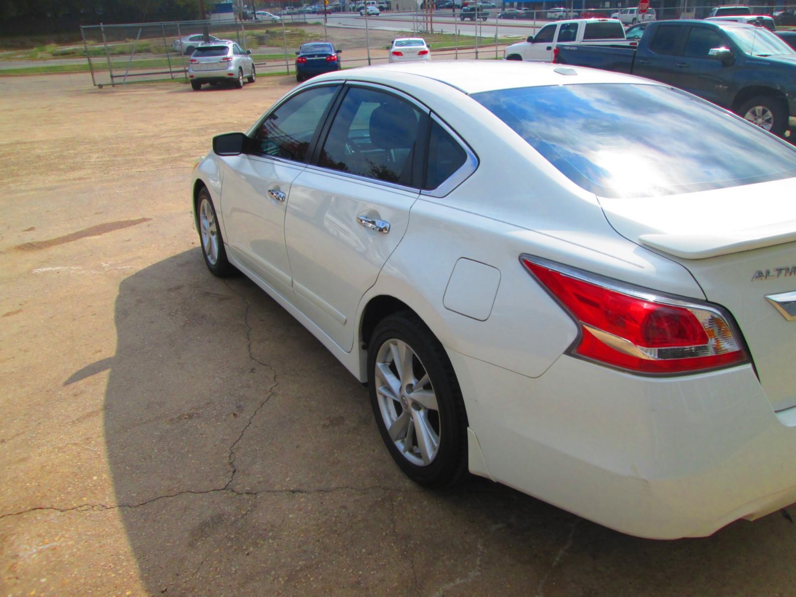 2015 WHITE Nissan Altima 2.5 S (1N4AL3AP4FN) with an 2.5L L4 DOHC 16V engine, Continuously Variable Transmission transmission, located at 1815 NE 28th St., Fort Worth, TX, 76106, (817) 625-6251, 32.795582, -97.333069 - Photo #6