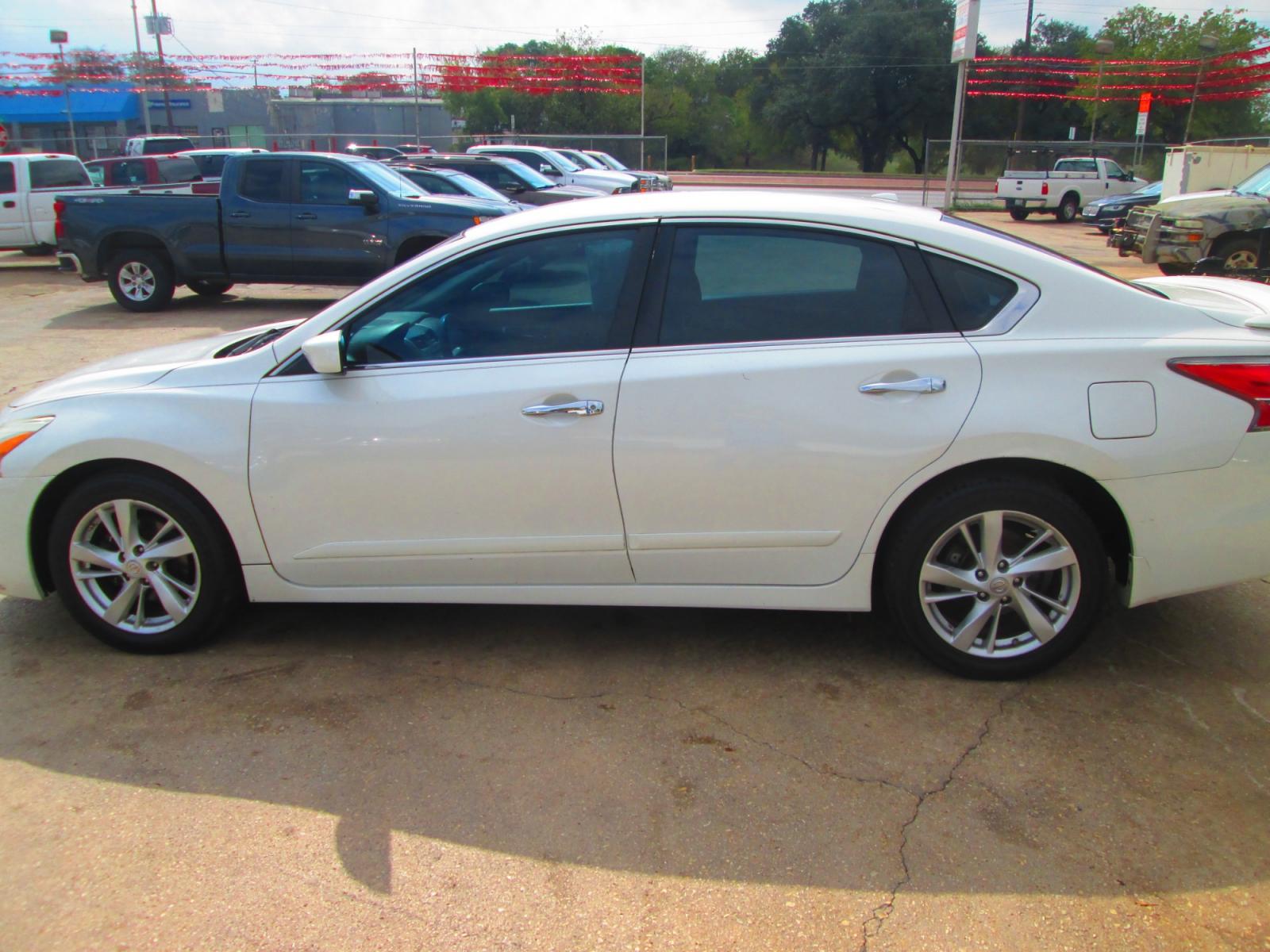2015 WHITE Nissan Altima 2.5 S (1N4AL3AP4FN) with an 2.5L L4 DOHC 16V engine, Continuously Variable Transmission transmission, located at 1815 NE 28th St., Fort Worth, TX, 76106, (817) 625-6251, 32.795582, -97.333069 - Photo #8