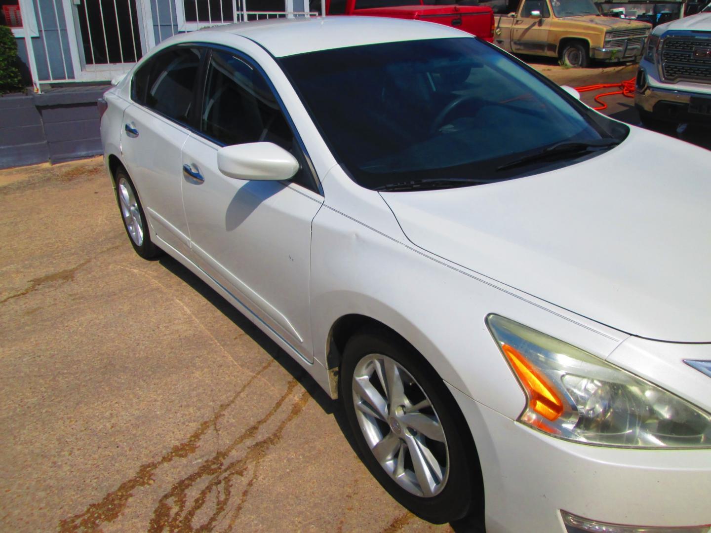 2015 WHITE Nissan Altima 2.5 S (1N4AL3AP4FN) with an 2.5L L4 DOHC 16V engine, Continuously Variable Transmission transmission, located at 1815 NE 28th St., Fort Worth, TX, 76106, (817) 625-6251, 32.795582, -97.333069- Photo#2