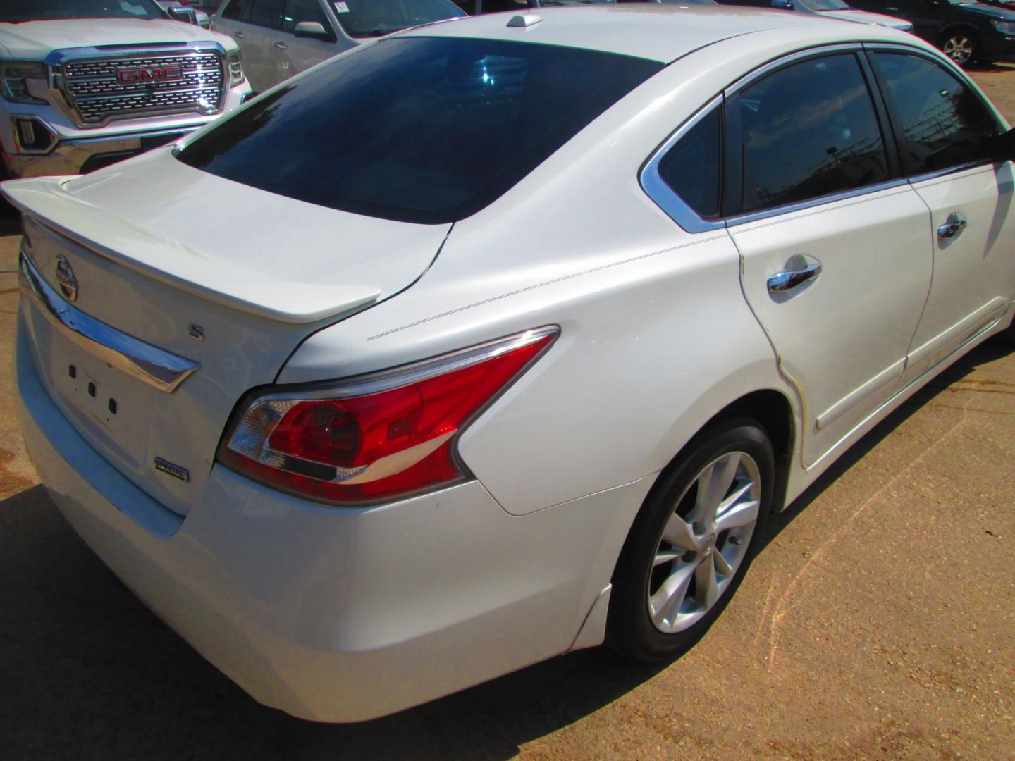 2015 WHITE Nissan Altima 2.5 S (1N4AL3AP4FN) with an 2.5L L4 DOHC 16V engine, Continuously Variable Transmission transmission, located at 1815 NE 28th St., Fort Worth, TX, 76106, (817) 625-6251, 32.795582, -97.333069- Photo#4