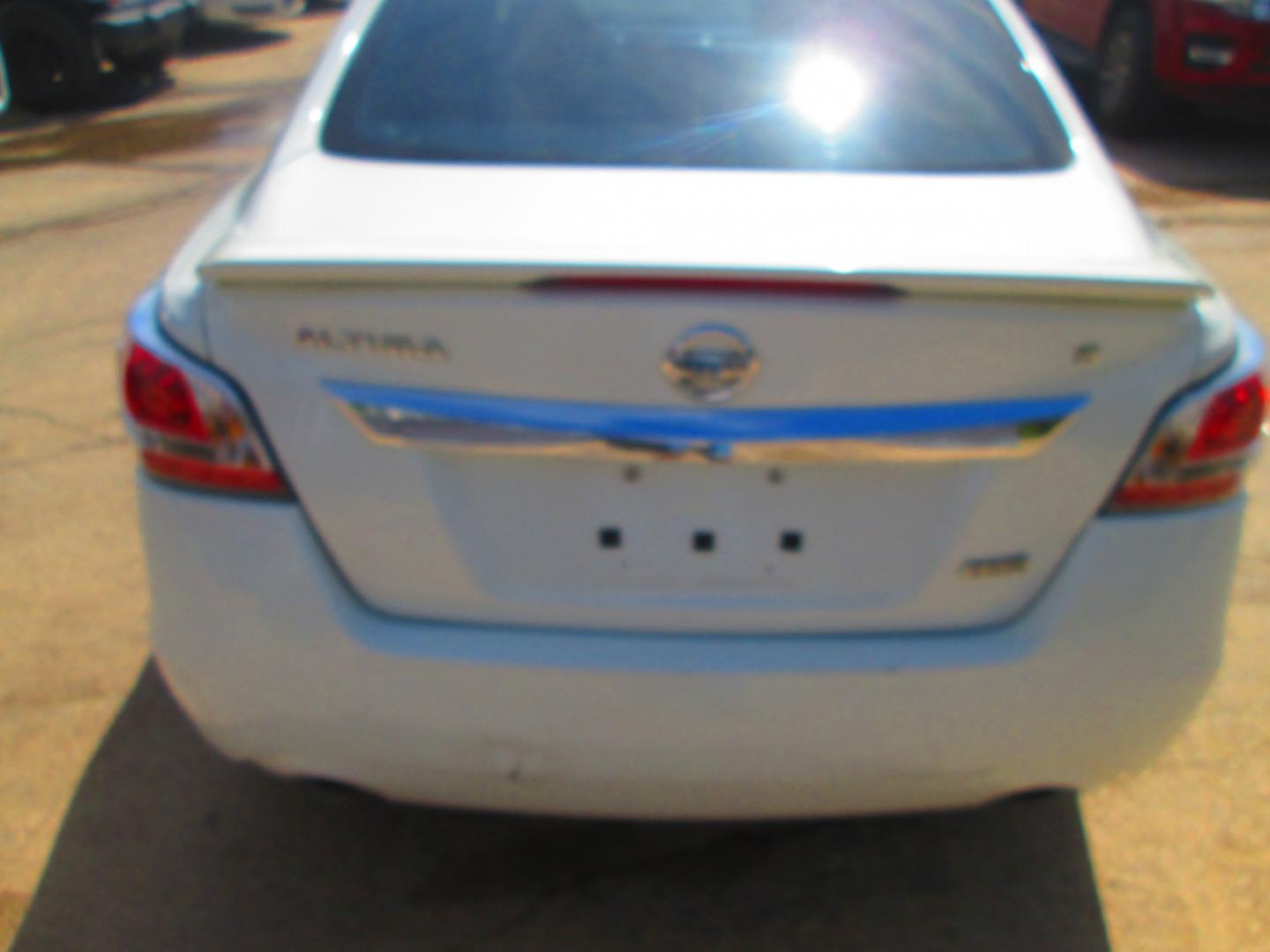 2015 WHITE Nissan Altima 2.5 S (1N4AL3AP4FN) with an 2.5L L4 DOHC 16V engine, Continuously Variable Transmission transmission, located at 1815 NE 28th St., Fort Worth, TX, 76106, (817) 625-6251, 32.795582, -97.333069- Photo#5
