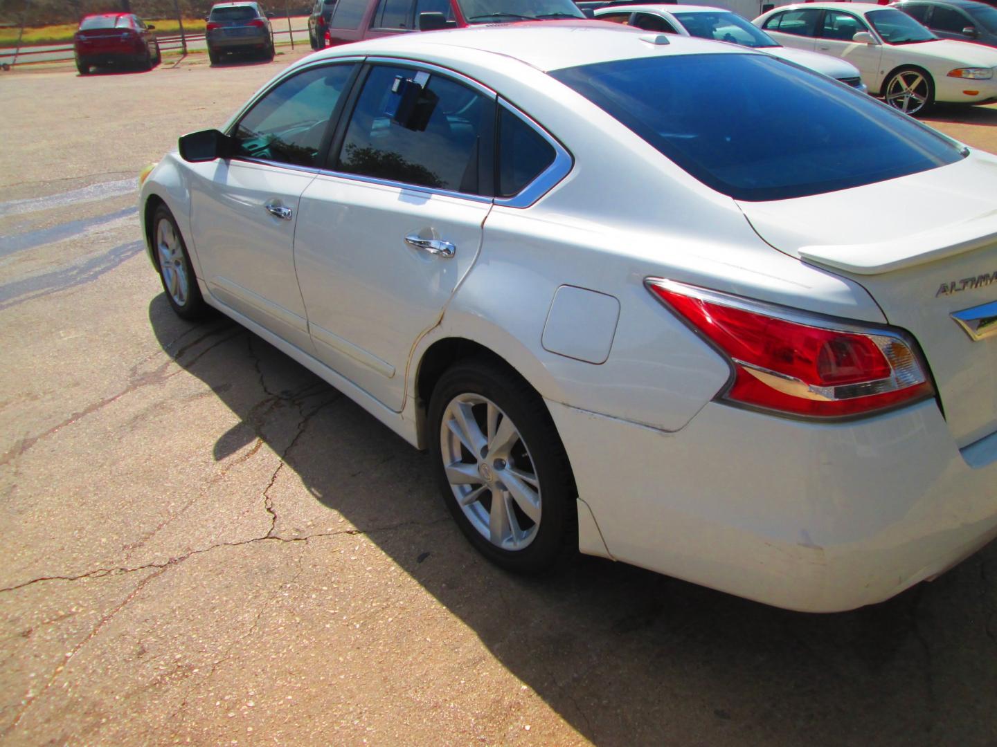 2015 WHITE Nissan Altima 2.5 S (1N4AL3AP4FN) with an 2.5L L4 DOHC 16V engine, Continuously Variable Transmission transmission, located at 1815 NE 28th St., Fort Worth, TX, 76106, (817) 625-6251, 32.795582, -97.333069- Photo#6