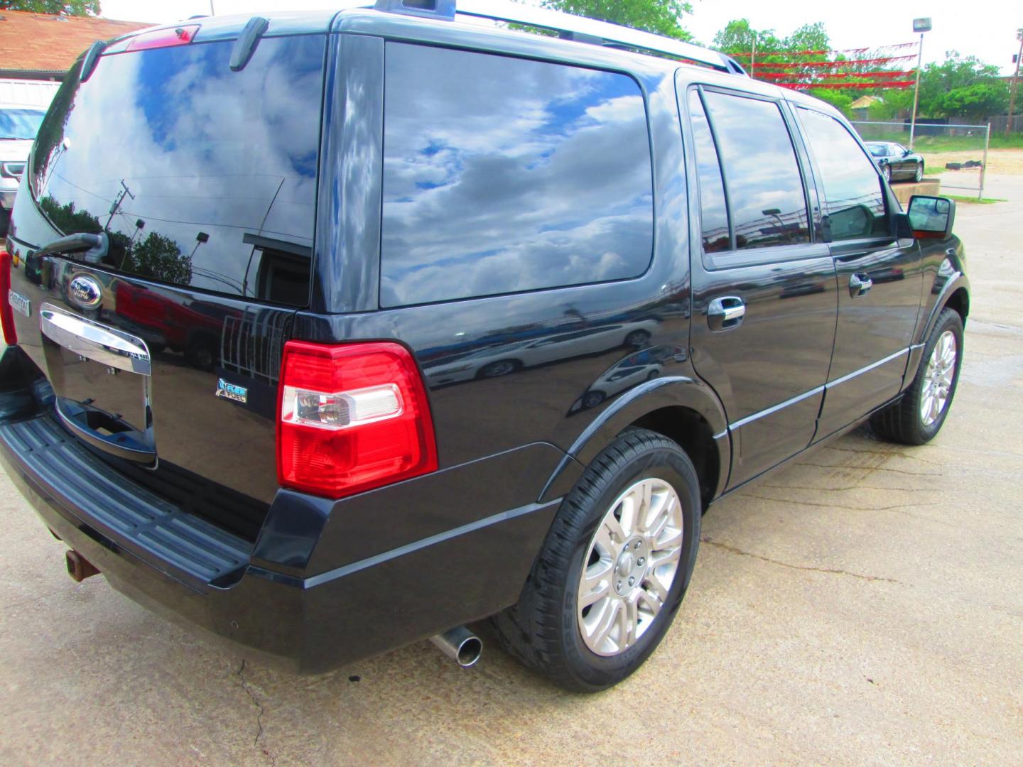2013 BLACK Ford Expedition (1FMJU1K55DE) , located at 1815 NE 28th St., Fort Worth, TX, 76106, (817) 625-6251, 32.795582, -97.333069 - Photo#4