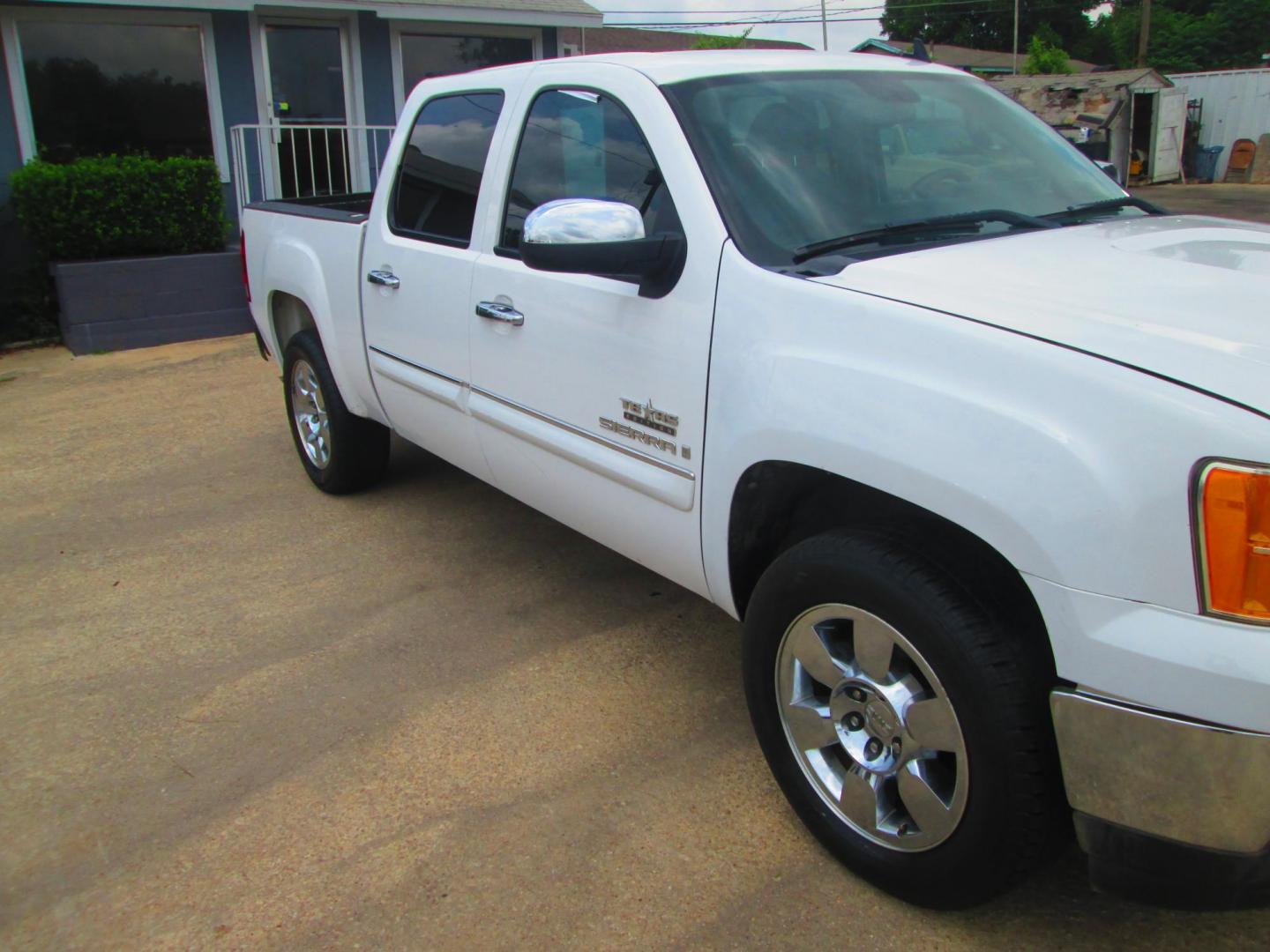 2009 WHITE GMC Sierra 1500 (3GTEC23J59G) , located at 1815 NE 28th St., Fort Worth, TX, 76106, (817) 625-6251, 32.795582, -97.333069 - Photo#2