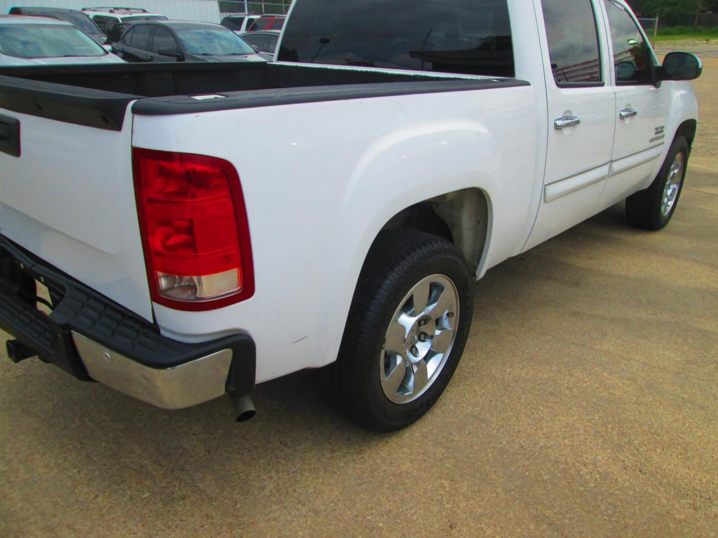 2009 WHITE GMC Sierra 1500 (3GTEC23J59G) , located at 1815 NE 28th St., Fort Worth, TX, 76106, (817) 625-6251, 32.795582, -97.333069 - Photo#4