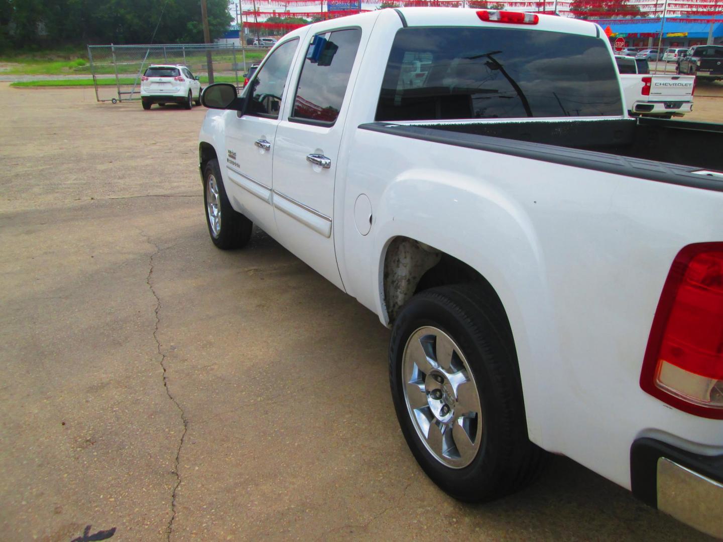 2009 WHITE GMC Sierra 1500 (3GTEC23J59G) , located at 1815 NE 28th St., Fort Worth, TX, 76106, (817) 625-6251, 32.795582, -97.333069 - Photo#6