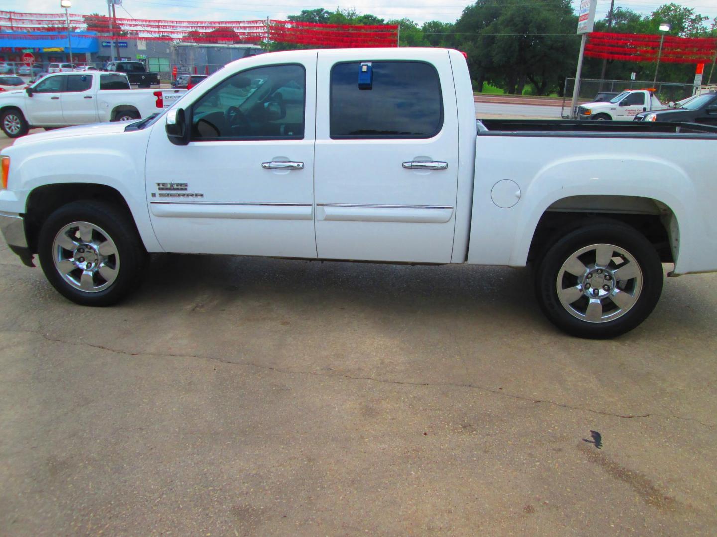 2009 WHITE GMC Sierra 1500 (3GTEC23J59G) , located at 1815 NE 28th St., Fort Worth, TX, 76106, (817) 625-6251, 32.795582, -97.333069 - Photo#7