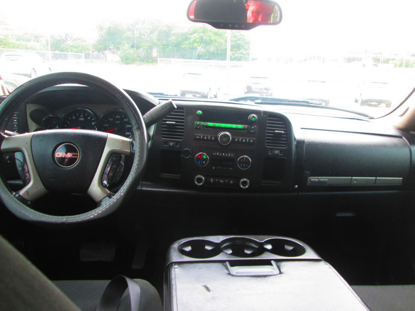 2009 WHITE GMC Sierra 1500 (3GTEC23J59G) , located at 1815 NE 28th St., Fort Worth, TX, 76106, (817) 625-6251, 32.795582, -97.333069 - Photo#9