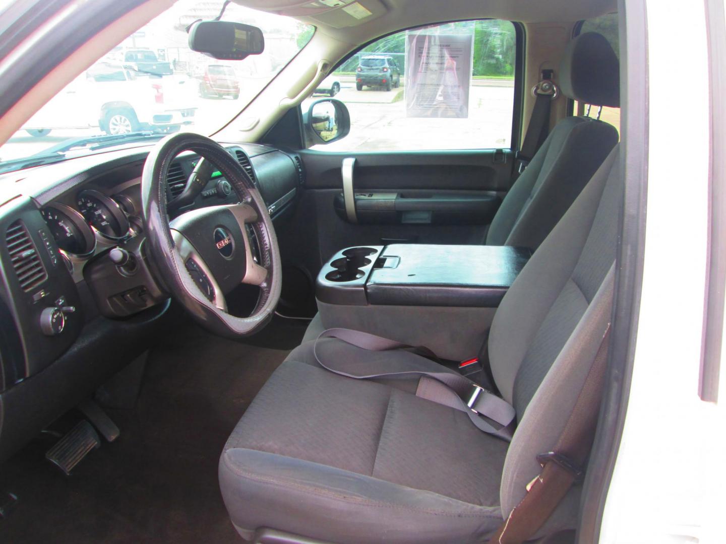 2009 WHITE GMC Sierra 1500 (3GTEC23J59G) , located at 1815 NE 28th St., Fort Worth, TX, 76106, (817) 625-6251, 32.795582, -97.333069 - Photo#11