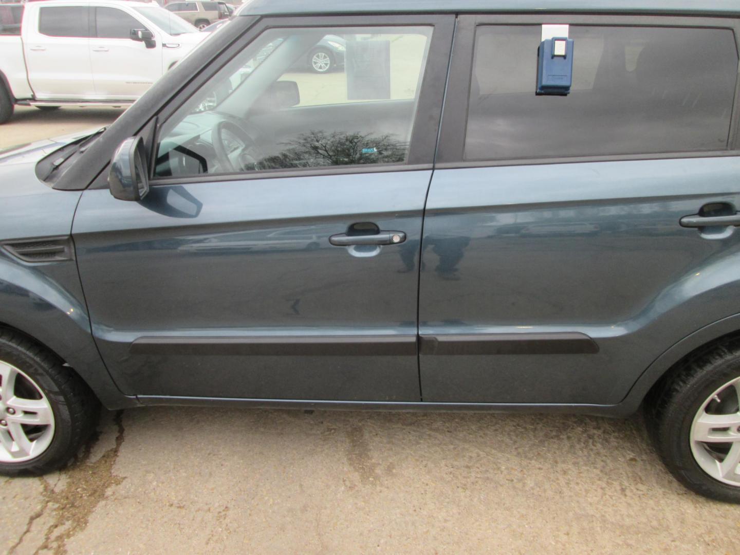 2011 BLUE Kia Soul ! (KNDJT2A25B7) with an 2.0L L4 DOHC 16V engine, located at 1815 NE 28th St., Fort Worth, TX, 76106, (817) 625-6251, 32.795582, -97.333069 - Photo#7