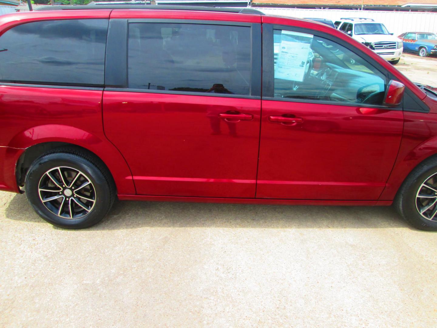 2018 RED Dodge Grand Caravan GT (2C4RDGEG9JR) with an 3.6L V6 DOHC 24V engine, 6A transmission, located at 1815 NE 28th St., Fort Worth, TX, 76106, (817) 625-6251, 32.795582, -97.333069 - Photo#3
