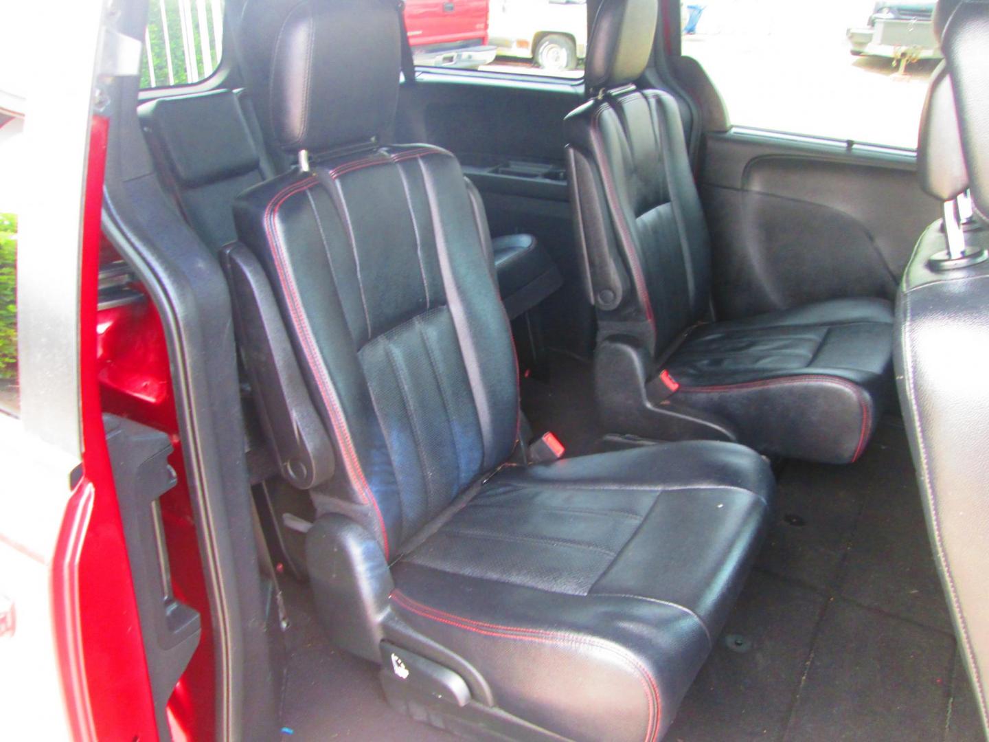 2018 RED Dodge Grand Caravan GT (2C4RDGEG9JR) with an 3.6L V6 DOHC 24V engine, 6A transmission, located at 1815 NE 28th St., Fort Worth, TX, 76106, (817) 625-6251, 32.795582, -97.333069 - Photo#4