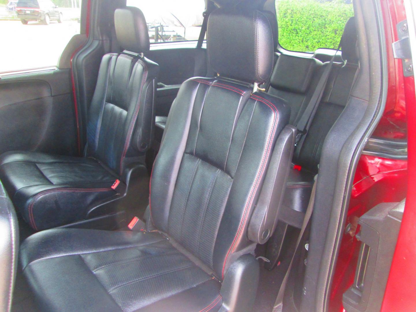 2018 RED Dodge Grand Caravan GT (2C4RDGEG9JR) with an 3.6L V6 DOHC 24V engine, 6A transmission, located at 1815 NE 28th St., Fort Worth, TX, 76106, (817) 625-6251, 32.795582, -97.333069 - Photo#10