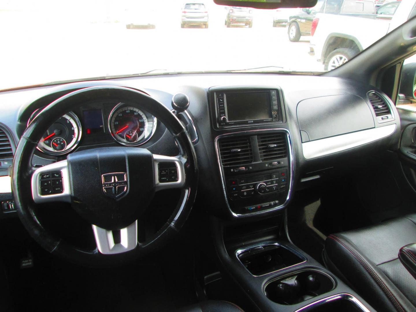 2018 RED Dodge Grand Caravan GT (2C4RDGEG9JR) with an 3.6L V6 DOHC 24V engine, 6A transmission, located at 1815 NE 28th St., Fort Worth, TX, 76106, (817) 625-6251, 32.795582, -97.333069 - Photo#11