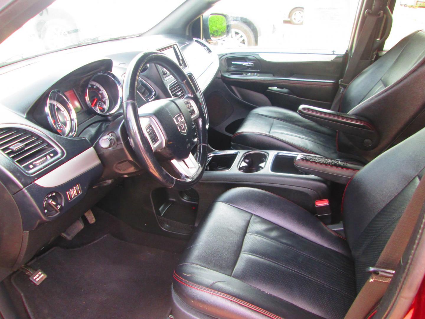 2018 RED Dodge Grand Caravan GT (2C4RDGEG9JR) with an 3.6L V6 DOHC 24V engine, 6A transmission, located at 1815 NE 28th St., Fort Worth, TX, 76106, (817) 625-6251, 32.795582, -97.333069 - Photo#12